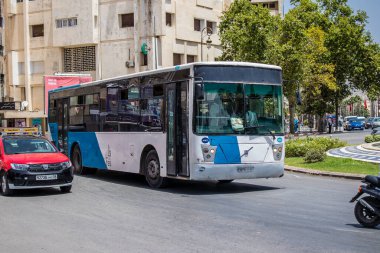 Fez, Fas - 14 Haziran 2022 'de Fas' taki Coronavirüs salgını sırasında Fez sokaklarında araba sürmek, maske takmak zorunludur.