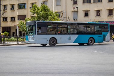 Fez, Fas - 14 Haziran 2022 'de Fas' taki Coronavirüs salgını sırasında Fez sokaklarında araba sürmek, maske takmak zorunludur.
