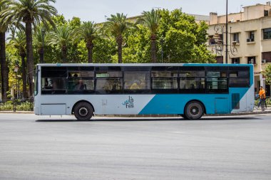 Fez, Fas - 14 Haziran 2022 'de Fas' taki Coronavirüs salgını sırasında Fez sokaklarında araba sürmek, maske takmak zorunludur.