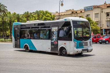 Fez, Fas - 14 Haziran 2022 'de Fas' taki Coronavirüs salgını sırasında Fez sokaklarında araba sürmek, maske takmak zorunludur.