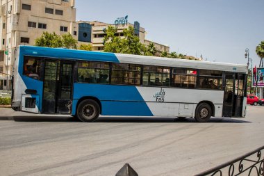 Fez, Fas - 14 Haziran 2022 'de Fas' taki Coronavirüs salgını sırasında Fez sokaklarında araba sürmek, maske takmak zorunludur.