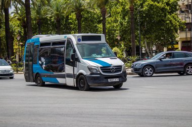 Fez, Fas - 14 Haziran 2022 'de Fas' taki Coronavirüs salgını sırasında Fez sokaklarında araba sürmek, maske takmak zorunludur.