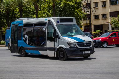 Fez, Fas - 14 Haziran 2022 'de Fas' taki Coronavirüs salgını sırasında Fez sokaklarında araba sürmek, maske takmak zorunludur.