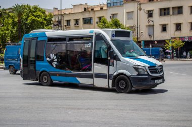 Fez, Fas - 14 Haziran 2022 'de Fas' taki Coronavirüs salgını sırasında Fez sokaklarında araba sürmek, maske takmak zorunludur.