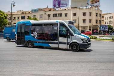 Fez, Fas - 14 Haziran 2022 'de Fas' taki Coronavirüs salgını sırasında Fez sokaklarında araba sürmek, maske takmak zorunludur.