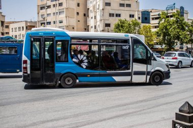 Fez, Fas - 14 Haziran 2022 'de Fas' taki Coronavirüs salgını sırasında Fez sokaklarında araba sürmek, maske takmak zorunludur.