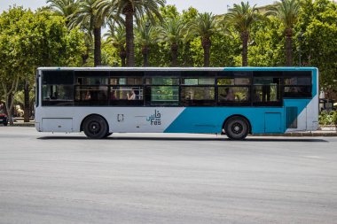 Fez, Fas - 14 Haziran 2022 'de Fas' taki Coronavirüs salgını sırasında Fez sokaklarında araba sürmek, maske takmak zorunludur.