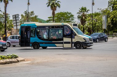 Fez, Fas - 14 Haziran 2022 'de Fas' taki Coronavirüs salgını sırasında Fez sokaklarında araba sürmek, maske takmak zorunludur.