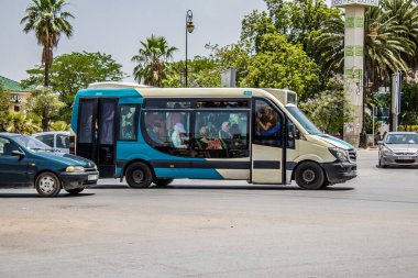 Fez, Fas - 14 Haziran 2022 'de Fas' taki Coronavirüs salgını sırasında Fez sokaklarında araba sürmek, maske takmak zorunludur.