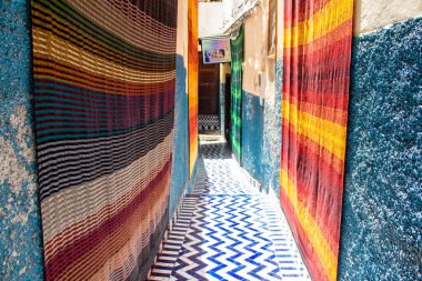 Fez, Fas - 15 Haziran 2022 Fez El Bali 'de güçlendirilmiş Medine, ortaçağ Marinid Mahallesi, Fez' in sokakları ve mimarisi, şehrin dar dolambaçlı Arap yerleşimi tipik doğu şehirleri