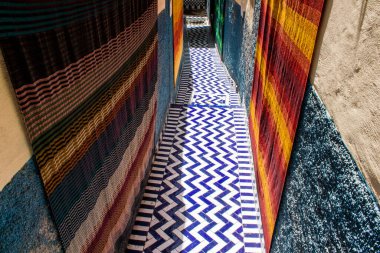 Fez, Fas - 15 Haziran 2022 Fez El Bali 'de güçlendirilmiş Medine, ortaçağ Marinid Mahallesi, Fez' in sokakları ve mimarisi, şehrin dar dolambaçlı Arap yerleşimi tipik doğu şehirleri