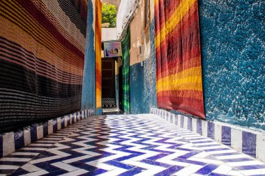 Fez, Fas - 15 Haziran 2022 Fez El Bali 'de güçlendirilmiş Medine, ortaçağ Marinid Mahallesi, Fez' in sokakları ve mimarisi, şehrin dar dolambaçlı Arap yerleşimi tipik doğu şehirleri