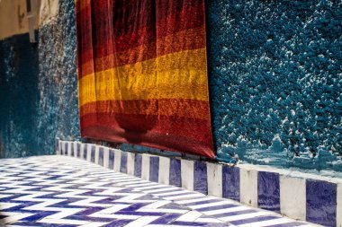 Fez, Fas - 15 Haziran 2022 Fez El Bali 'de güçlendirilmiş Medine, ortaçağ Marinid Mahallesi, Fez' in sokakları ve mimarisi, şehrin dar dolambaçlı Arap yerleşimi tipik doğu şehirleri