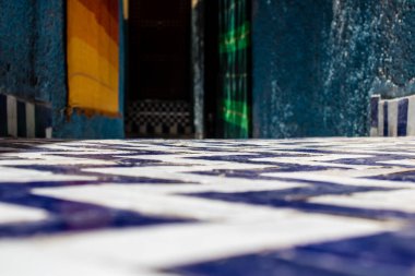 Fez, Fas - 15 Haziran 2022 Fez El Bali 'de güçlendirilmiş Medine, ortaçağ Marinid Mahallesi, Fez' in sokakları ve mimarisi, şehrin dar dolambaçlı Arap yerleşimi tipik doğu şehirleri