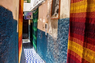 Fez, Fas - 15 Haziran 2022 Fez El Bali 'de güçlendirilmiş Medine, ortaçağ Marinid Mahallesi, Fez' in sokakları ve mimarisi, şehrin dar dolambaçlı Arap yerleşimi tipik doğu şehirleri