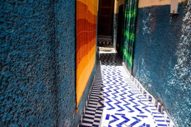 Fez, Fas - 15 Haziran 2022 Fez El Bali 'de güçlendirilmiş Medine, ortaçağ Marinid Mahallesi, Fez' in sokakları ve mimarisi, şehrin dar dolambaçlı Arap yerleşimi tipik doğu şehirleri