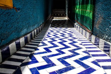 Fez, Fas - 15 Haziran 2022 Fez El Bali 'de güçlendirilmiş Medine, ortaçağ Marinid Mahallesi, Fez' in sokakları ve mimarisi, şehrin dar dolambaçlı Arap yerleşimi tipik doğu şehirleri