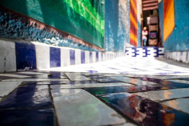 Fez, Fas - 15 Haziran 2022 Fez El Bali 'de güçlendirilmiş Medine, ortaçağ Marinid Mahallesi, Fez' in sokakları ve mimarisi, şehrin dar dolambaçlı Arap yerleşimi tipik doğu şehirleri