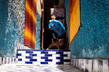 Fez, Fas - 15 Haziran 2022 Fez El Bali 'de güçlendirilmiş Medine, ortaçağ Marinid Mahallesi, Fez' in sokakları ve mimarisi, şehrin dar dolambaçlı Arap yerleşimi tipik doğu şehirleri