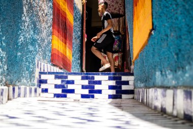 Fez, Fas - 15 Haziran 2022 Fez El Bali 'de güçlendirilmiş Medine, ortaçağ Marinid Mahallesi, Fez' in sokakları ve mimarisi, şehrin dar dolambaçlı Arap yerleşimi tipik doğu şehirleri