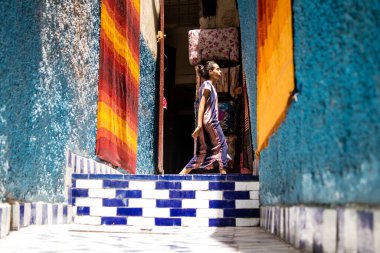 Fez, Fas - 15 Haziran 2022 Fez El Bali 'de güçlendirilmiş Medine, ortaçağ Marinid Mahallesi, Fez' in sokakları ve mimarisi, şehrin dar dolambaçlı Arap yerleşimi tipik doğu şehirleri