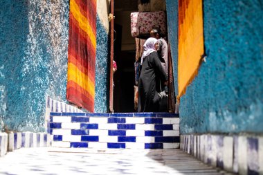 Fez, Fas - 15 Haziran 2022 Fez El Bali 'de güçlendirilmiş Medine, ortaçağ Marinid Mahallesi, Fez' in sokakları ve mimarisi, şehrin dar dolambaçlı Arap yerleşimi tipik doğu şehirleri