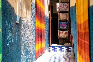 Fez, Fas - 15 Haziran 2022 Fez El Bali 'de güçlendirilmiş Medine, ortaçağ Marinid Mahallesi, Fez' in sokakları ve mimarisi, şehrin dar dolambaçlı Arap yerleşimi tipik doğu şehirleri