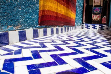 Fez, Fas - 15 Haziran 2022 Fez El Bali 'de güçlendirilmiş Medine, ortaçağ Marinid Mahallesi, Fez' in sokakları ve mimarisi, şehrin dar dolambaçlı Arap yerleşimi tipik doğu şehirleri