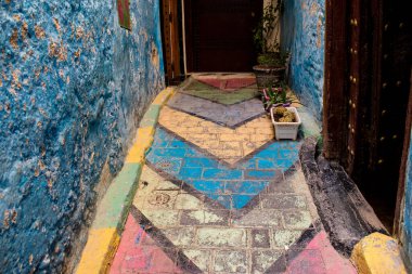 Fez, Fas - 15 Haziran 2022 Fez El Bali 'de güçlendirilmiş Medine, ortaçağ Marinid Mahallesi, Fez' in sokakları ve mimarisi, şehrin dar dolambaçlı Arap yerleşimi tipik doğu şehirleri