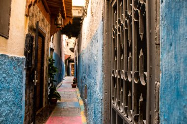 Fez, Fas - 15 Haziran 2022 Fez El Bali 'de güçlendirilmiş Medine, ortaçağ Marinid Mahallesi, Fez' in sokakları ve mimarisi, şehrin dar dolambaçlı Arap yerleşimi tipik doğu şehirleri