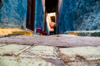 Fez, Fas - 15 Haziran 2022 Fez El Bali 'de güçlendirilmiş Medine, ortaçağ Marinid Mahallesi, Fez' in sokakları ve mimarisi, şehrin dar dolambaçlı Arap yerleşimi tipik doğu şehirleri