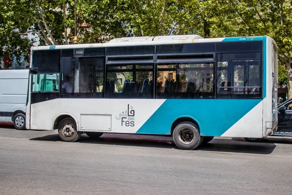 Fez Marruecos Junio 2022 Autobús Conduciendo Por Las Calles Fez — Foto de Stock