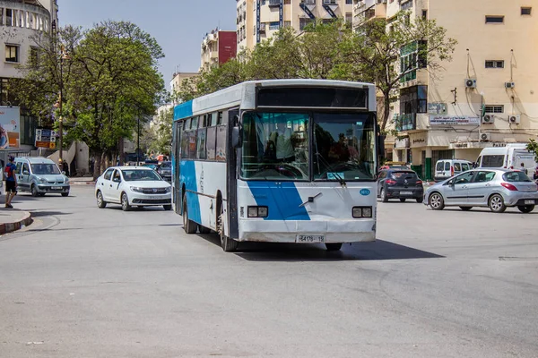 Fez Maroko Czerwca 2022 Autobus Jadący Ulicami Fez Podczas Epidemii — Zdjęcie stockowe