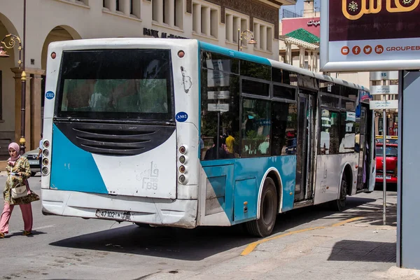 Fez Maroko Czerwca 2022 Autobus Jadący Ulicami Fez Podczas Epidemii — Zdjęcie stockowe