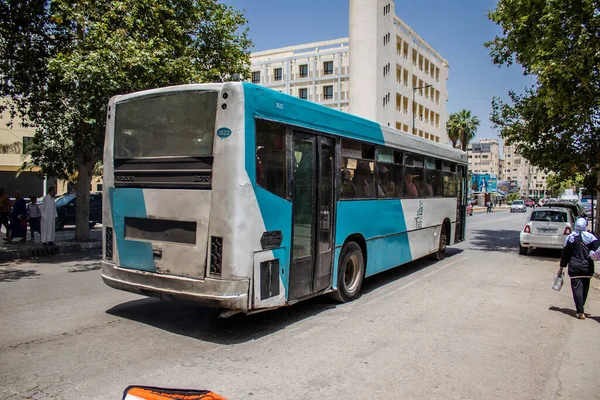 Fez, Fas - 14 Haziran 2022 'de Fas' taki Coronavirüs salgını sırasında Fez sokaklarında araba sürmek, maske takmak zorunludur.