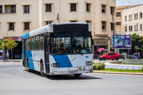 Fez, Fas - 14 Haziran 2022 'de Fas' taki Coronavirüs salgını sırasında Fez sokaklarında araba sürmek, maske takmak zorunludur.