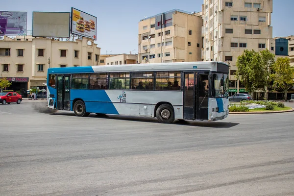 Fez, Fas - 14 Haziran 2022 'de Fas' taki Coronavirüs salgını sırasında Fez sokaklarında araba sürmek, maske takmak zorunludur.
