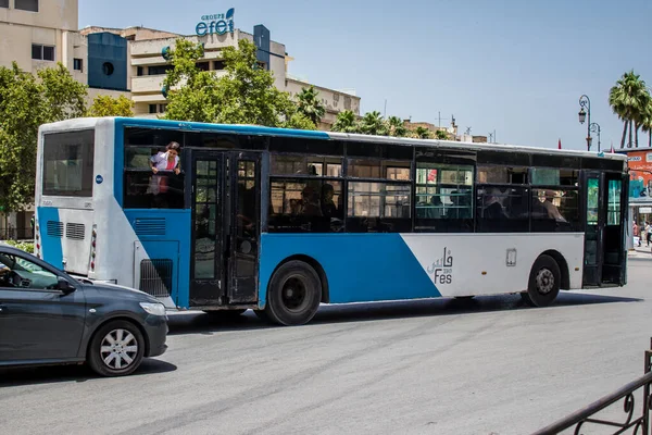 Fez, Fas - 14 Haziran 2022 'de Fas' taki Coronavirüs salgını sırasında Fez sokaklarında araba sürmek, maske takmak zorunludur.