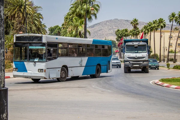 Fez, Fas - 14 Haziran 2022 'de Fas' taki Coronavirüs salgını sırasında Fez sokaklarında araba sürmek, maske takmak zorunludur.