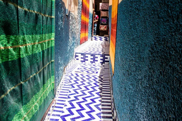 Fez, Fas - 15 Haziran 2022 Fez El Bali 'de güçlendirilmiş Medine, ortaçağ Marinid Mahallesi, Fez' in sokakları ve mimarisi, şehrin dar dolambaçlı Arap yerleşimi tipik doğu şehirleri