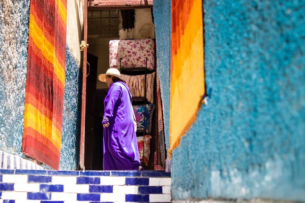 Fez, Fas - 15 Haziran 2022 Fez El Bali 'de güçlendirilmiş Medine, ortaçağ Marinid Mahallesi, Fez' in sokakları ve mimarisi, şehrin dar dolambaçlı Arap yerleşimi tipik doğu şehirleri