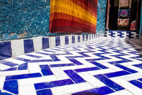 Fez, Fas - 15 Haziran 2022 Fez El Bali 'de güçlendirilmiş Medine, ortaçağ Marinid Mahallesi, Fez' in sokakları ve mimarisi, şehrin dar dolambaçlı Arap yerleşimi tipik doğu şehirleri