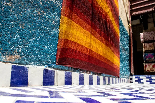 Fez, Fas - 15 Haziran 2022 Fez El Bali 'de güçlendirilmiş Medine, ortaçağ Marinid Mahallesi, Fez' in sokakları ve mimarisi, şehrin dar dolambaçlı Arap yerleşimi tipik doğu şehirleri