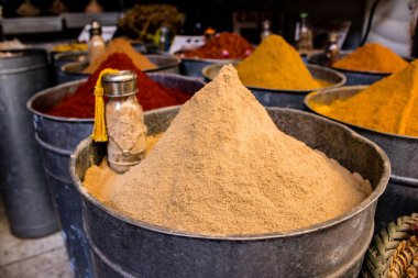 Fez, Fas - 15 Haziran 2022 Doğu ürünleri, temel yağlar, kremler ve baharatlar Medine 'de bulunan Fez meydanında satılıyor.