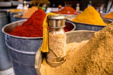 Fez, Fas - 15 Haziran 2022 Doğu ürünleri, temel yağlar, kremler ve baharatlar Medine 'de bulunan Fez meydanında satılıyor.