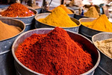 Fez, Fas - 15 Haziran 2022 Doğu ürünleri, temel yağlar, kremler ve baharatlar Medine 'de bulunan Fez meydanında satılıyor.