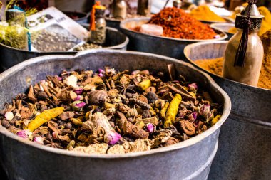 Fez, Fas - 15 Haziran 2022 Doğu ürünleri, temel yağlar, kremler ve baharatlar Medine 'de bulunan Fez meydanında satılıyor.