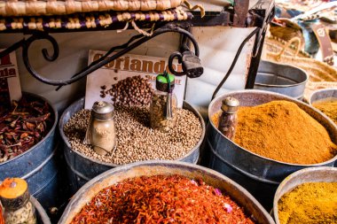 Fez, Fas - 15 Haziran 2022 Doğu ürünleri, temel yağlar, kremler ve baharatlar Medine 'de bulunan Fez meydanında satılıyor.