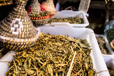 Fez, Fas - 15 Haziran 2022 Doğu ürünleri, temel yağlar, kremler ve baharatlar Medine 'de bulunan Fez meydanında satılıyor.