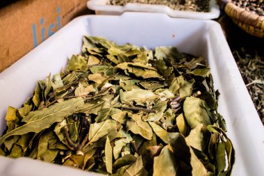 Fez, Fas - 15 Haziran 2022 Doğu ürünleri, temel yağlar, kremler ve baharatlar Medine 'de bulunan Fez meydanında satılıyor.